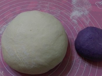 step2: 2.<span class="group_2">本種</span>+<span class="group_1">液種</span>材料放麵包機內(塩酵母對角放)按30.結束再按一30次加奶油打至麵糰擴展按停止,取約50g白麵糰+紫薯粉手揉成勻與白麵糰一起基發(放烤箱內放一杯熱水)40分成兩倍大