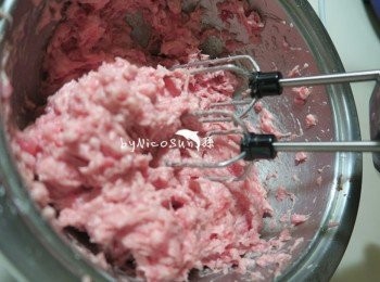 step2: 用攪拌機打至反白.中途用刮刀把鍋邊的絞肉拌勻.繼續用攪拌機打