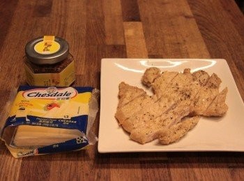 step1: 里肌肉用醃料（醬油.香料.蒜粉.香油）醃製5-10鐘 均勻沾上麵粉，用180度油溫酥炸起鍋歷油