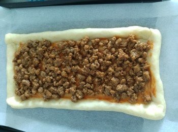 step8: 第一層鋪上素牛肉。