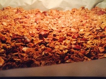 step6: 拿出後靜置燕麥片，放涼約15分鐘讓燕麥片變脆，然後在焗盤中翻炒將盤底的燕麥翻到上面。再入爐160度焗約10分鐘。取出後再靜置放涼約半小時，加入乾果拌勻即成燕麥脆脆。