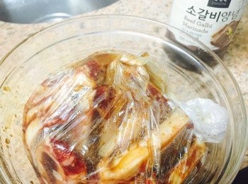 step1: 牛仔骨先解凍切件，放入食物袋內，加入醃肉醬，食物袋綁好醃最少半小時。