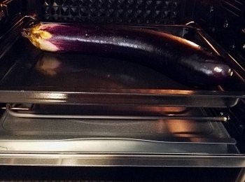 step1: 預熱焗爐200°C，將茄子洗淨，抹乾，全條茄子塗少許油，放入焗爐，200°C焗25分鐘，軟身即可。（茄子大小會影響焗的時間長短）