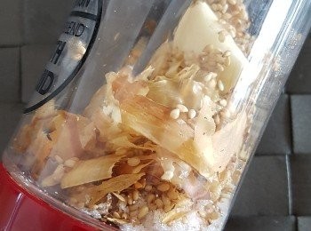 step2: 先將所有材料除(清水及拉麵)以外,放入攪拌機內打爛成蓉