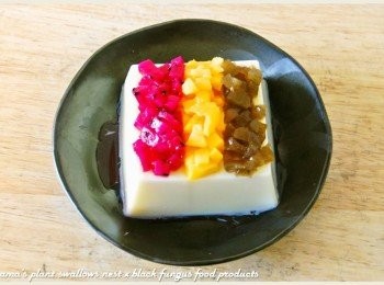 step4: 將抹茶口味黑木耳QQ圓分切成1/4狀後，也直接疊放在芙蓉豆腐上。