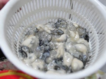step2: 鮮蚵用清水稍微輕輕沖洗