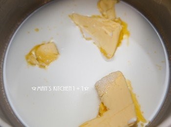 step1: 首先將奶油、牛奶、糖、鹽倒入鍋中，直到牛奶煮滾且糖、鹽融化後關火。