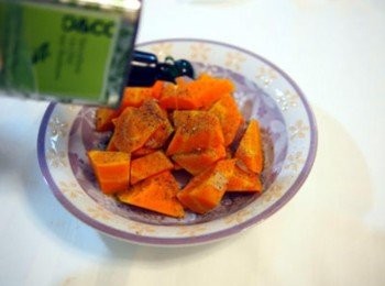 step15: 15.過濾出來的紅蘿蔔覺得可惜話，可以淋上風味 橄欖油，灑點喜歡的綜合香料鹽，淋上紅酒醋。