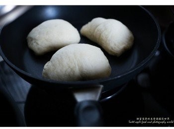 step5: 放上平底鍋以中小火(不用加油),加上蓋放在鍋中輕烤、11-13分鐘便完成,