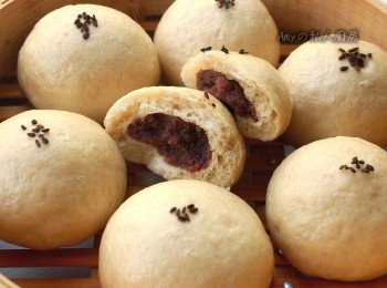 step7: 麵糰發酵後,鍋中放入冷水,將蒸籠放在鍋上,熱水沸騰後算起,以中大火蒸約10分鐘(從冷水蒸起,全程約需15分鐘),蒸好後稍微開一點鍋蓋,讓水蒸氣慢慢散去,避免直接開蓋,造成溫度驟降,這樣會造成豆沙包的外型稍微塌陷不好看。