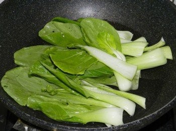 step1: 青江菜洗淨後入水燙熟