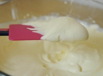 step2: 用電動打蛋器以中速打發淡忌廉，打發至有泡沫出現，加入煉奶。再以高速打發至濕性發泡Soft Peak