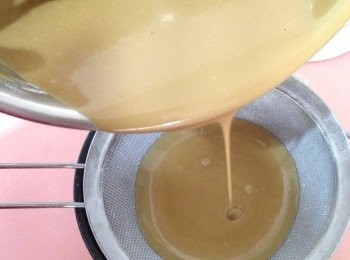 step3: 在糕盤內掃油，把粉漿過篩到糕盤內。