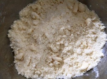 step1: 低筋粉和糖霜拌勻，加入切粒（硬身）牛油用手摔搓成麵包糠狀