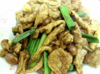 step4: 瞧!讓人口水直流的梅膏麵筋肉絲。當土豆麵筋碰上豬肉絲再跟梅膏當起好朋友這樣黃金組合你怎能不來嘗嘗呢?!層層遞疊的口感、嚼得出豬肉土豆麵筋香氣、梅醬酸甜甘，滑順度還在入口香味撲鼻，梅醬唇齒留香，讓人回味無窮，是種停不下口的好滋味。