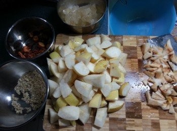 step1: 預備好所有材料:將雪梨用1茶匙食用蔬打粉浸10分鐘去除農藥,洗淨後切去芯再切細件,洋薏米及山楂洗淨