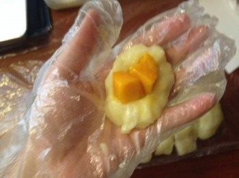 step7: 拿出後把粉團切大約16份，每份包上芒果粒 （需戴上即棄膠手套防痴手）