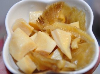 step2: 魚翅鮑魚調理包解凍後，清水多沖洗幾遍再以少許米酒及香油醃一下去腥