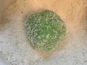 step5: 最後糯米團沾滿椰絲即可。