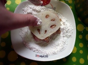 step6: 藕片包芋泥後沾少許的地瓜粉(酥脆粉或麵糊都可以)下鍋炸熟即可，最後撒上少許胡椒粉提味