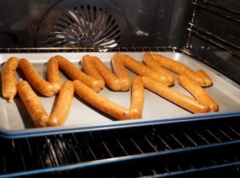 step12: 風乾程序, 預熱焗爐60度, 風扇模式焗1.5小時, 45分鐘後把香腸反轉.再焗