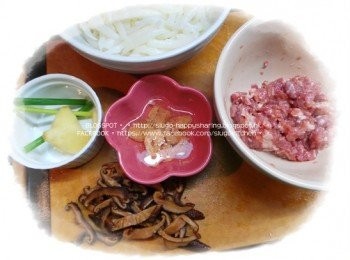 step1: 梅頭豬肉剁碎，伴入醃料醃約15分鐘；銀針粉沖淨，瀝乾水分。