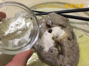 step7: 鯪魚肉加入調味料拌勻