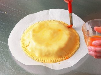 step8: 在派皮的上面全部塗上薄薄一層蛋液