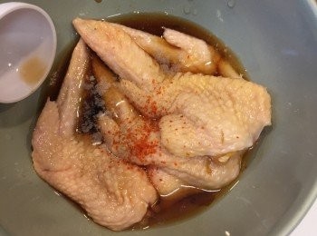 step4: <a href="https://bit.ly/3zHU5V3" target="_blank" data-keyword="雞翼" class="guide-link"><strong>雞翼</strong></a> <span style="display:inline-block;vertical-align:middle;margin-top:-3px;color:initial;border-radius:3px;padding:2px 3px;font-size:12px;line-height:14px;background:#87d300;color:#fff;">即買</span> 用一大匙醬油、一大匙味醂、一大匙清酒、加白胡椒粉少許、一小撮一味唐辛子、兩大匙蜜糖。醃十五分鐘。