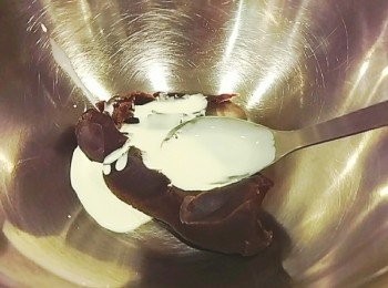 step3: 將B材料放入調理盆攪拌均勻