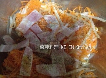 step2: 綠豆芽、紅蘿蔔絲、放入盆內撒上鹽、用手抓至綠豆芽出水、再擠出水分、再放入培根、黑胡椒、香油、攪拌均勻
