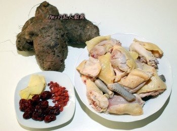 step1: 準備好所有<span class="group_1">食材</span>,將山藥去皮切塊,雞肉汆燙備用