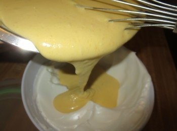 step7: 将芝士 糊反倒进剩余的蛋白内，轻轻從下往上翻拌至均勻。
Then partially pour the cheese mixture to the remaining egg whites, mix until well combined.