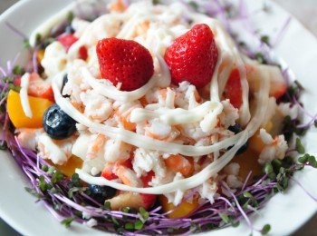 step8: 擠出適量的沙拉在蔬果盤上，再擺上2顆新鮮草莓