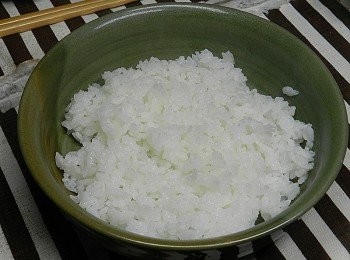 step1: 碗內盛上白飯