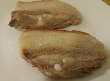 step2: 腩肉焗熟後需用凍滾水沖洗腩肉。