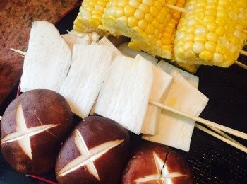 step1: 竹簽先浸水，以免燒烤時過熱起火。粟米切成3段，每段再切半。鮮冬菇洗淨去椗，用刀在冬菇上淺淺刻出十字。杏鮑菇洗淨切片。所有材料分別串好。