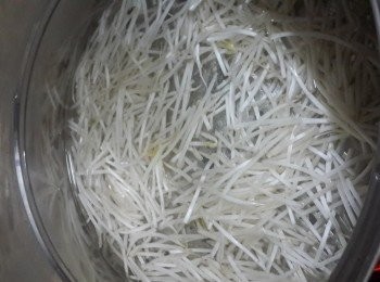 step2: 銀芽洗淨出水2分鐘，瀝水備用