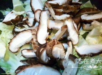 step5: 再下鮮冬菇，如不夠湯可再略加，炒至兩者熟透