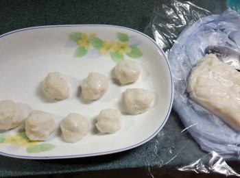 step1: 墨魚膠用匙羹筆出一粒粒，再用手整成丸狀（手掌濕點水，墨魚膠才可易控制）