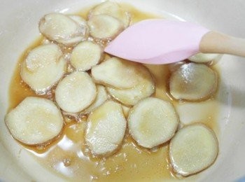 step4: 接著把薑片放進去~~~小火煸煮至薑片顏色變深且邊邊有點捲曲的樣子!!!