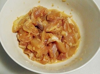 step1: 雞脾肉去皮去脂肪切厚片，加入<span class="group_2">醃料</span>，醃5至10分鐘。