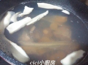 step6: 將水倒入鍋中，凍水放薑，滾後加入材料 (除了合掌瓜和粟米)，先用中大火煲30分鐘。