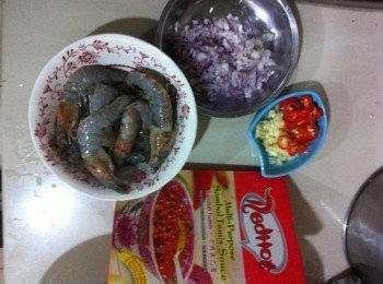 step1: 將鮮蝦去殼留尾，背部劃一刀挖出腸泥