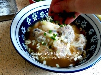 step18: 先將素翅放入碗底 , 再放上雲吞 , 淋上蝦湯 , 最後灑上餘下份量的韭黃粒及蔥粒即可