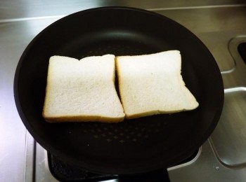 step2: 乾鍋將吐司煎至微焦(用烤的也可以)