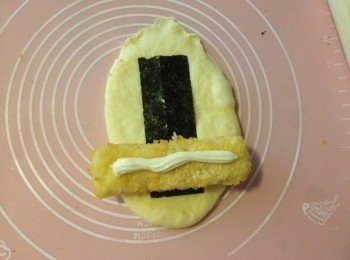 step6: 放上炸魚條 (不用先炸), 沙律醬, 然後慢慢卷起, 放在紙托上