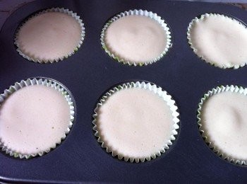 step5: 取出烘焙紙杯，麵糊倒入9分滿。