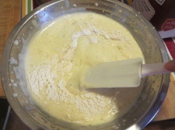 step4: 分2次筛入低粉，用刮刀从下而上翻拌均匀