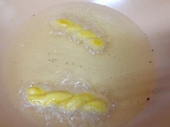 step4: 起油鍋中火放入略炸定型再改大火炸至金黃香酥撈起~趁熱沾上細砂糖即可